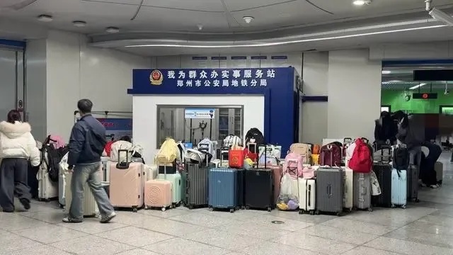 郑州一地铁站火了!近出口处摆满无人看守行李,乘客称“无条件信任” 郑州一地铁站火了!近出口处摆满无人看守行李,乘客称“无条件信任”