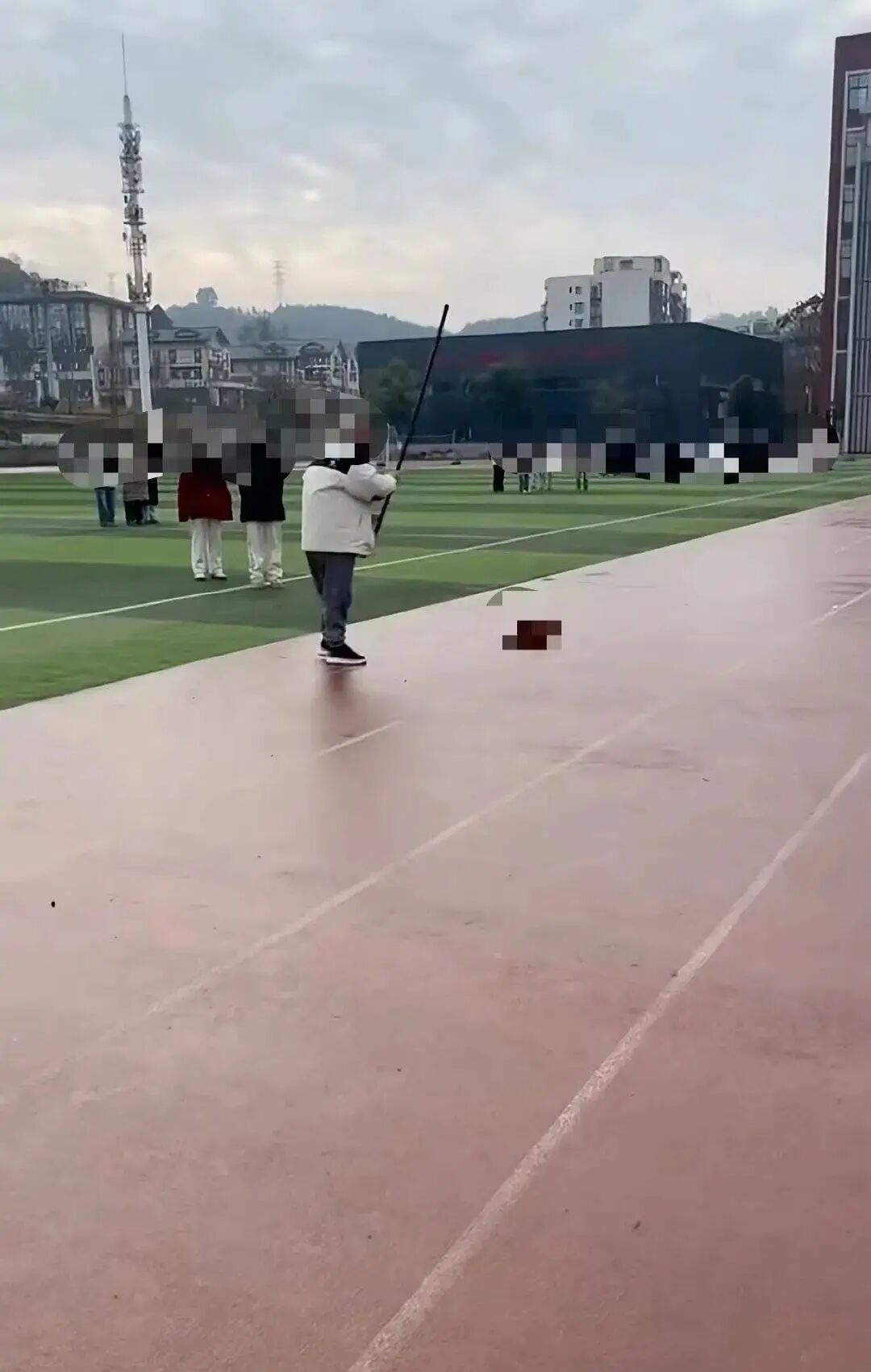 一学校保安当学生面打死流浪狗，校方致歉