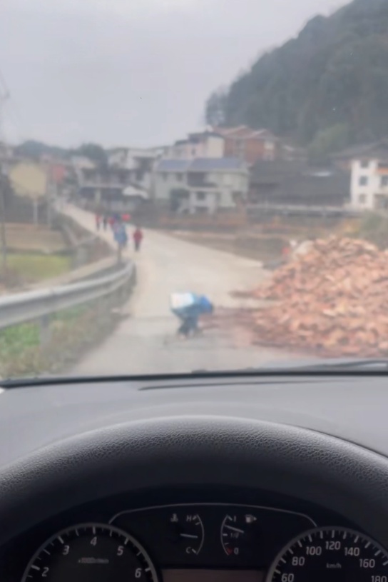 湘西一车主停车让路遇到暖心一幕：小男孩主动清理路上散落碎石，已买好零食送他