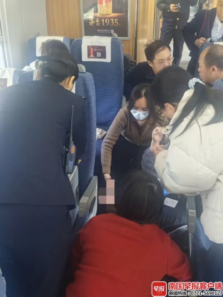 列车上男子突发疾病！危急时刻，广西这3名医生出手了