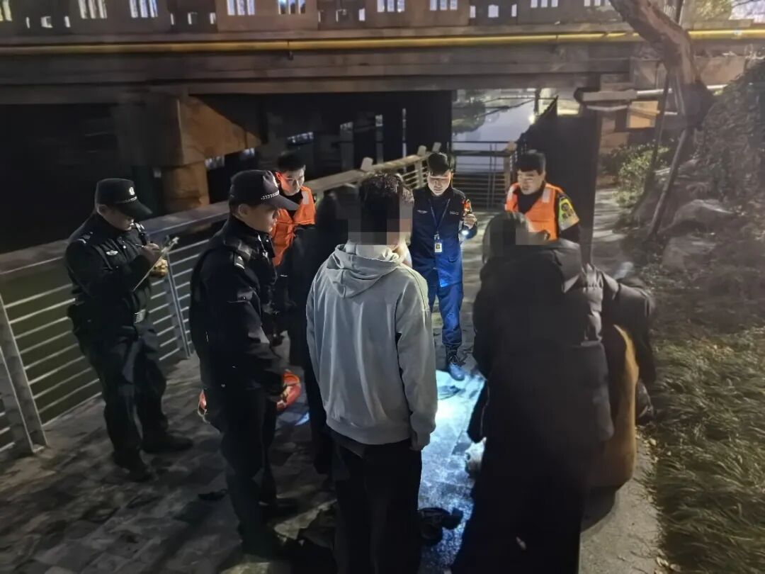 凌晨1点半,杭州民警河中救起2名男子 凌晨1点半,杭州民警河中救起2名男子