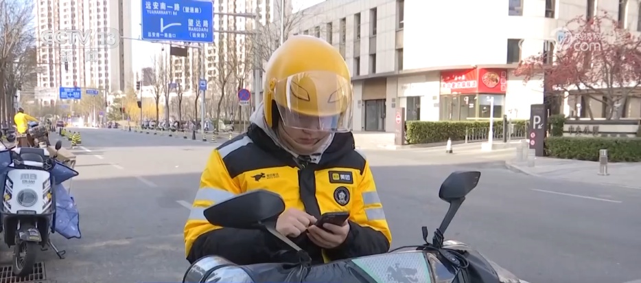 民生一件事 | 换冬装、防寒险……冬日“暖”举措守护新就业群体温暖过冬 民生一件事 | 换冬装、防寒险……冬日“暖”举措守护新就业群体温暖过冬