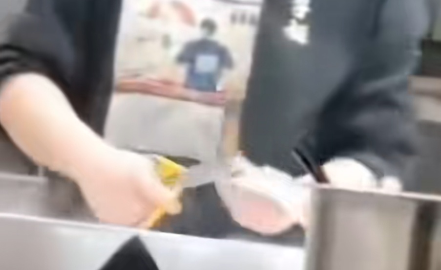 只有面是现煮的，知名餐饮主打“养生草本汤”被质疑是“高价预制菜”？客服回应