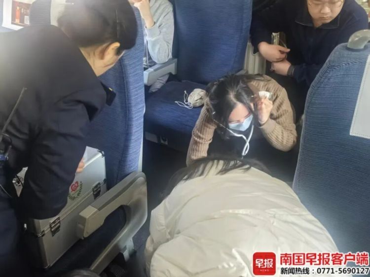 列车上男子突发疾病！危急时刻，广西这3名医生出手了