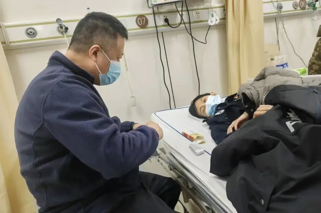 天津女民警清晨晕倒在单位！醒来第一句让人破防……