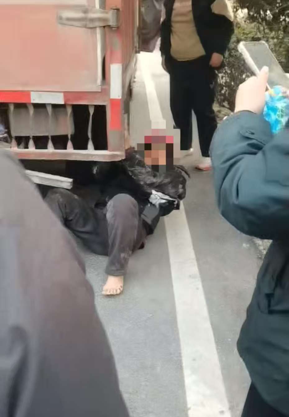“停车!救人!”邵阳七旬大爷被卷入货车车底拖行,后车紧急逼停,网友:好人一生平安 “停车!救人!”邵阳七旬大爷被卷入货车车底拖行,后车紧急逼停,网友:好人一生平安