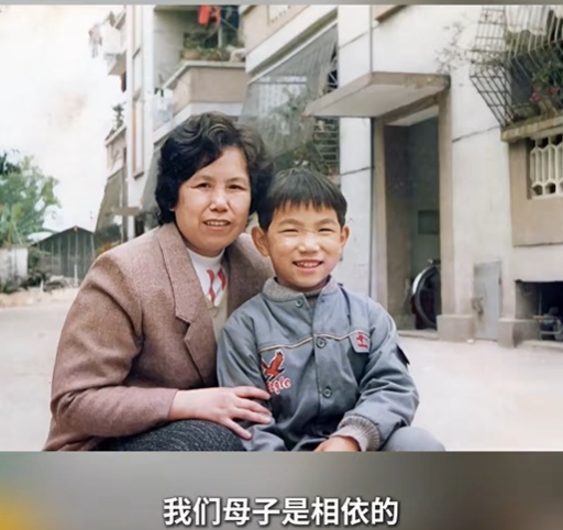 广东一男子在ICU床前为临终母亲举办小提琴演奏会感动全网：母亲曾是音乐老师