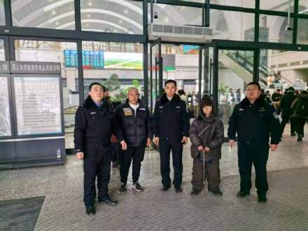 太暖了！民警帮漂泊11年女子寻亲，母女重逢哭成泪人