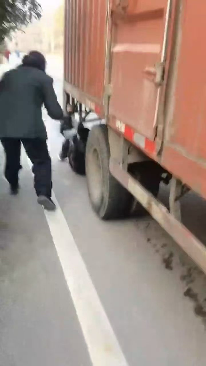 “停车!救人!”邵阳七旬大爷被卷入货车车底拖行,后车紧急逼停,网友:好人一生平安 “停车!救人!”邵阳七旬大爷被卷入货车车底拖行,后车紧急逼停,网友:好人一生平安
