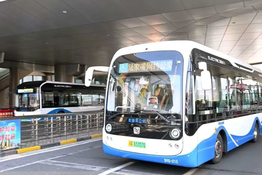 告别“掐点等车、一站一停”，上海首个网约公交车开进陆家嘴