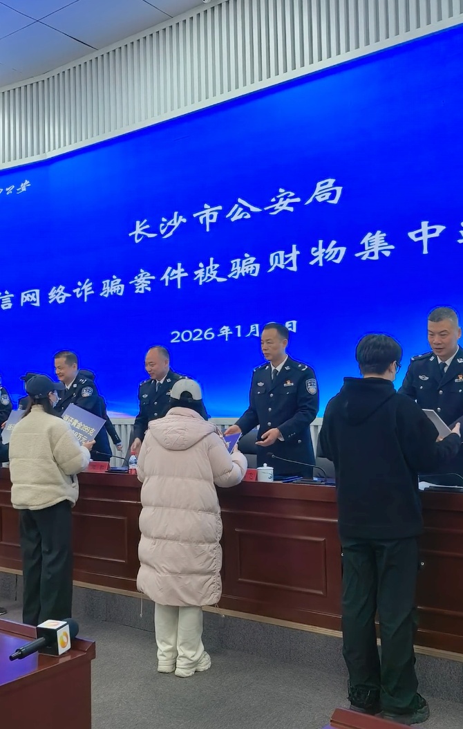 “老板”拉群开口就要150万，女财务付100万后感觉天塌了！结局：全部追回