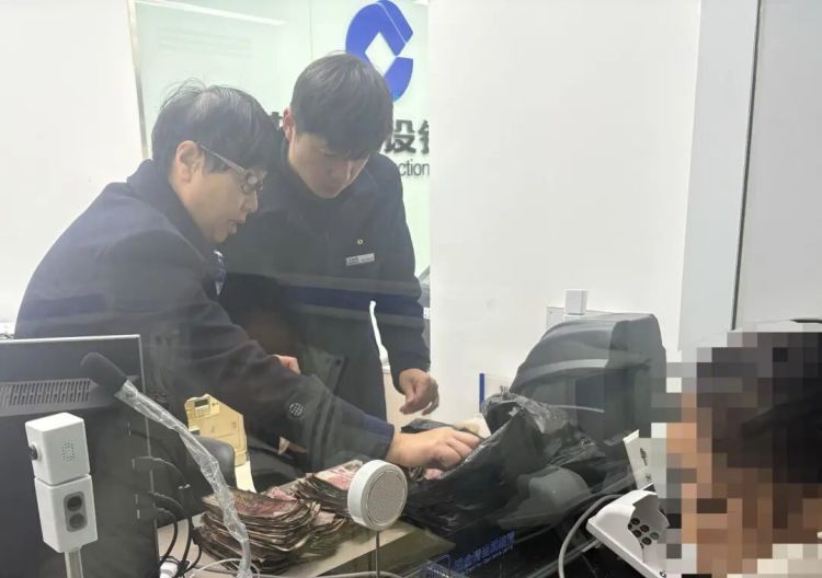 云南一女子20余万元现金被烧成残币,银行员工清点5小时兑换11.9万元 云南一女子20余万元现金被烧成残币,银行员工清点5小时兑换11.9万元