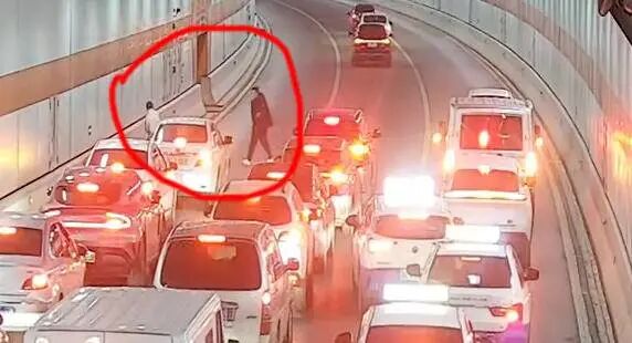 暖心!男童隧道遇险幸遇好司机救助 警方暖心护其与家人团聚 暖心!男童隧道遇险幸遇好司机救助 警方暖心护其与家人团聚