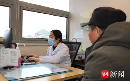 大爷眼角小痣不停抠 半张脸烂了