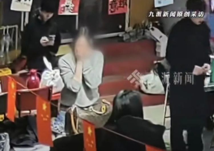 价值4万元戒指掉进马桶，餐厅老板徒手掏出：员工的手也是手，这活肯定得亲自干