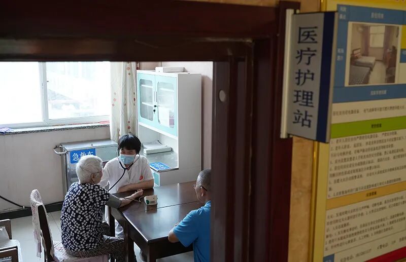 成龙提及母亲患病引关注！医生提醒：留意这些信号，及时干预→