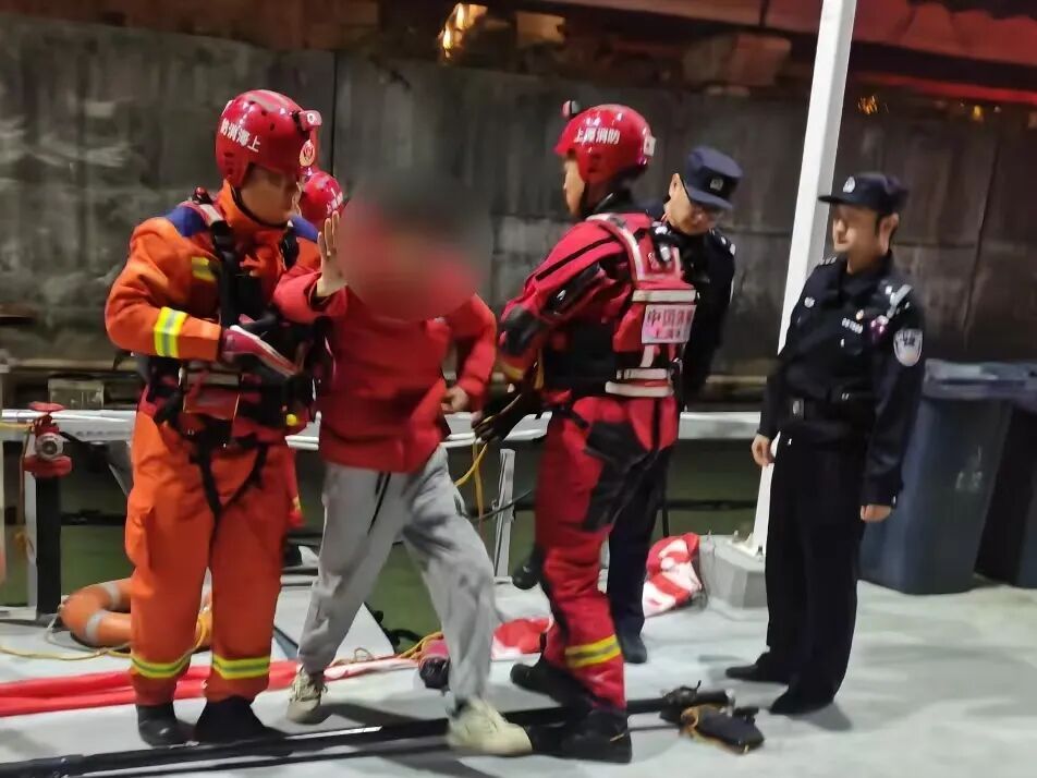 上海一男子自称绝望,要跳黄浦江轻生!警方救人后将其刑拘!案件详情 上海一男子自称绝望,要跳黄浦江轻生!警方救人后将其刑拘!案件详情