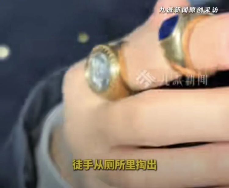 价值4万元戒指掉进马桶，餐厅老板徒手掏出：员工的手也是手，这活肯定得亲自干