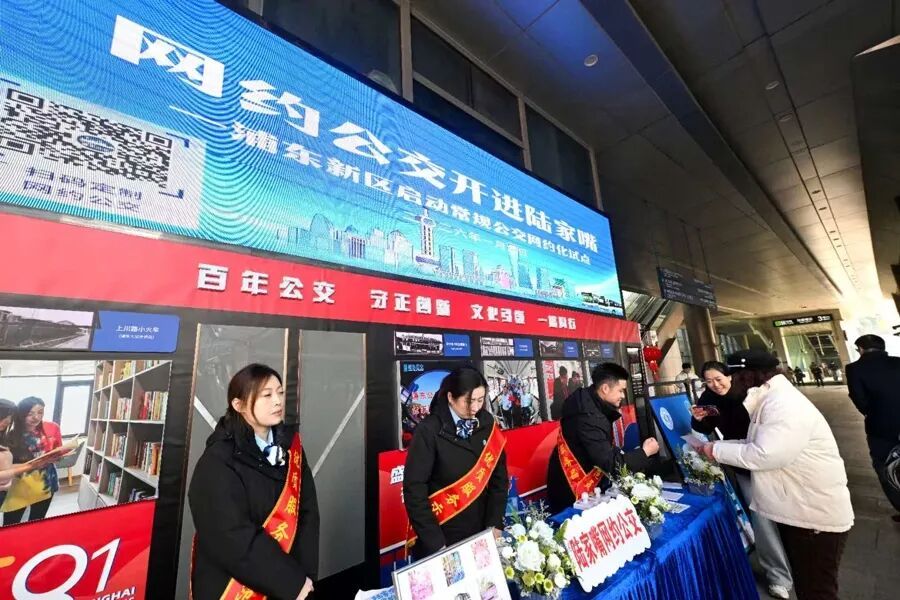 告别“掐点等车、一站一停”，上海首个网约公交车开进陆家嘴