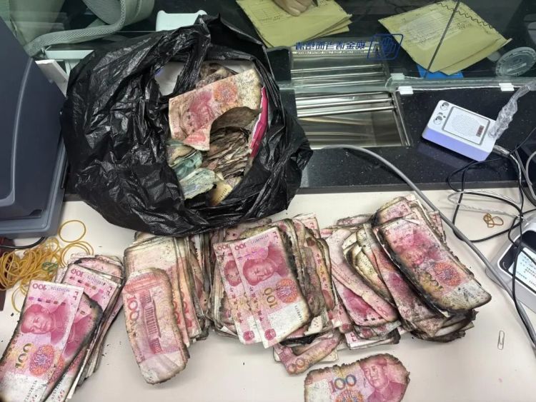 云南一女子20余万元现金被烧成残币,银行员工清点5小时兑换11.9万元 云南一女子20余万元现金被烧成残币,银行员工清点5小时兑换11.9万元