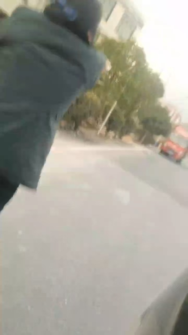 “停车!救人!”邵阳七旬大爷被卷入货车车底拖行,后车紧急逼停,网友:好人一生平安 “停车!救人!”邵阳七旬大爷被卷入货车车底拖行,后车紧急逼停,网友:好人一生平安