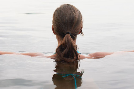 美国女子想做美人鱼 闯邻居池塘裸泳 美国女子想做美人鱼 闯邻居池塘裸泳