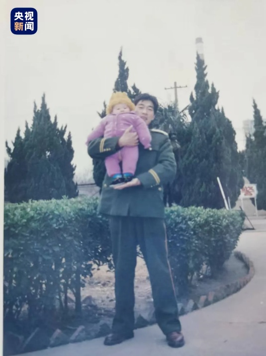 对讲机里传来“退休快乐” 29年守护终成温情一幕 对讲机里传来“退休快乐” 29年守护终成温情一幕