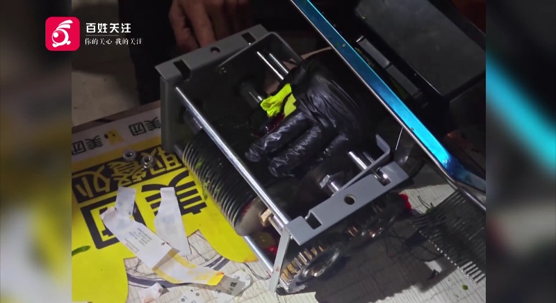 年关将至要小心!只因一个错误操作,女子手指被狠狠“咬住” 年关将至要小心!只因一个错误操作,女子手指被狠狠“咬住”