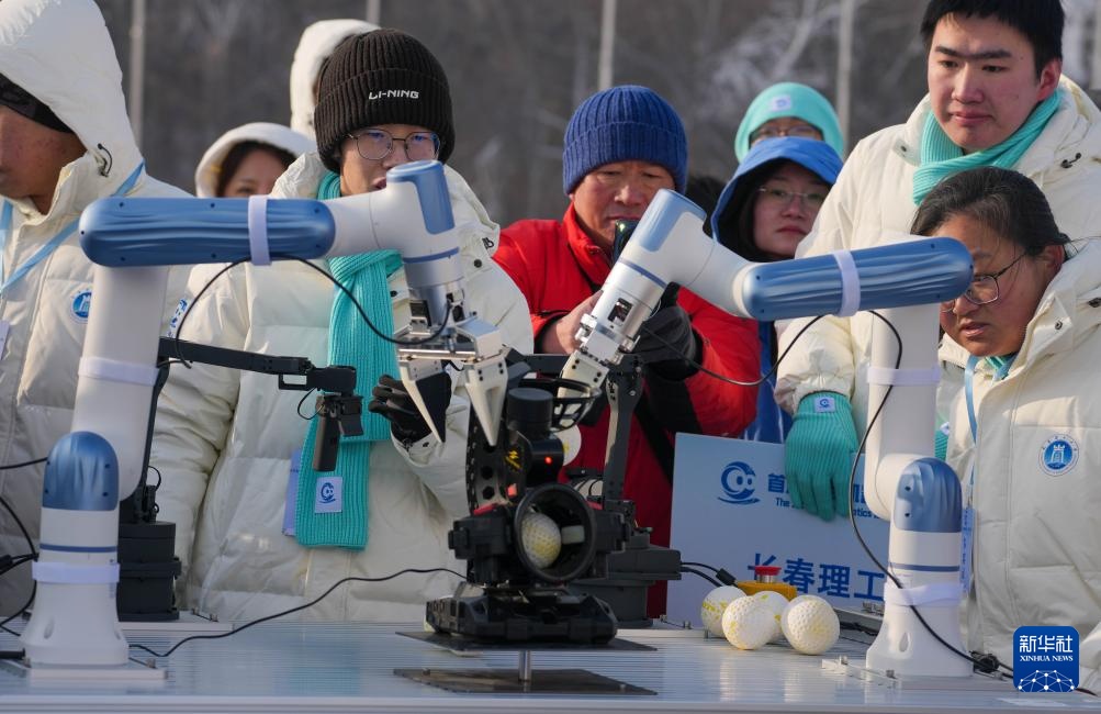 长春：机器人竞技冰雪中