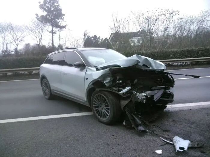 高速上一司机睡了20多公里，径直撞上护栏，车辆严重受损！咋回事…