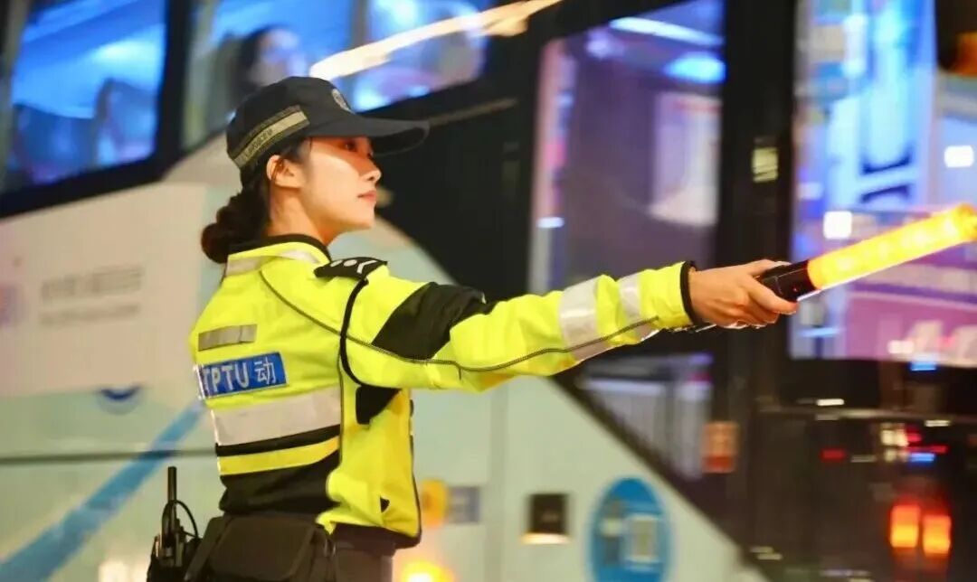 北京鼓楼“追风玫瑰”、杭州西湖“兔子警官”……今天你们是顶流！