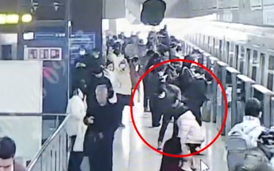 上海地铁一名孕妇跪倒在地,一乘客边跑边喊“救命!”众人接力救援 上海地铁一名孕妇跪倒在地,一乘客边跑边喊“救命!”众人接力救援