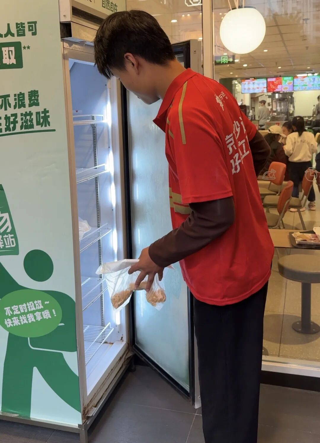 广州街头出现食物驿站：余量食物，人人可免费自取，街坊：值得推广