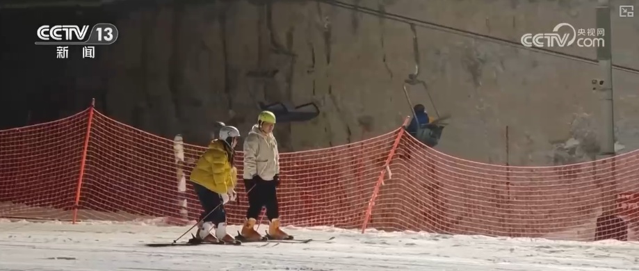 “滑雪+”激活复合式需求释放消费潜力 创新场景“错峰夜滑”“南国雪乡”圈粉留人 “滑雪+”激活复合式需求释放消费潜力 创新场景“错峰夜滑”“南国雪乡”圈粉留人