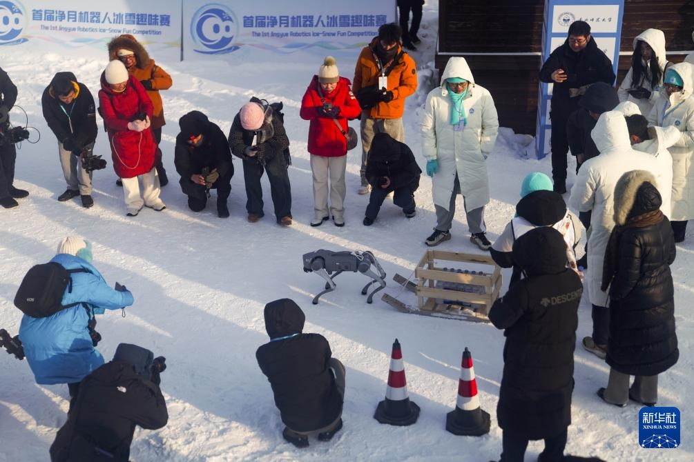 长春：机器人竞技冰雪中