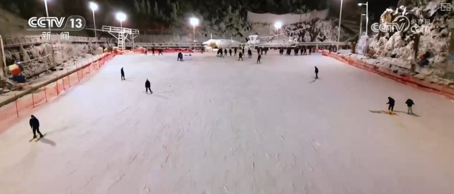 “滑雪+”激活复合式需求释放消费潜力 创新场景“错峰夜滑”“南国雪乡”圈粉留人 “滑雪+”激活复合式需求释放消费潜力 创新场景“错峰夜滑”“南国雪乡”圈粉留人