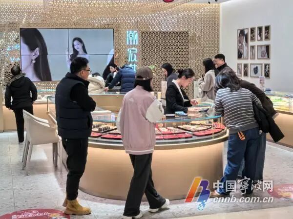 几十元就能买到真黄金，0.01克足金手机贴热销