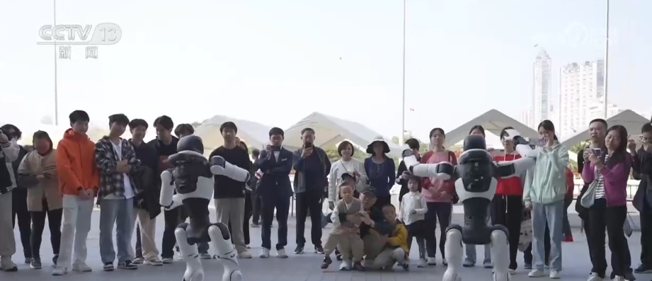 开年聚“智”互促双强 低空经济、智能网联、具身智能新技术齐聚“科技秀场”