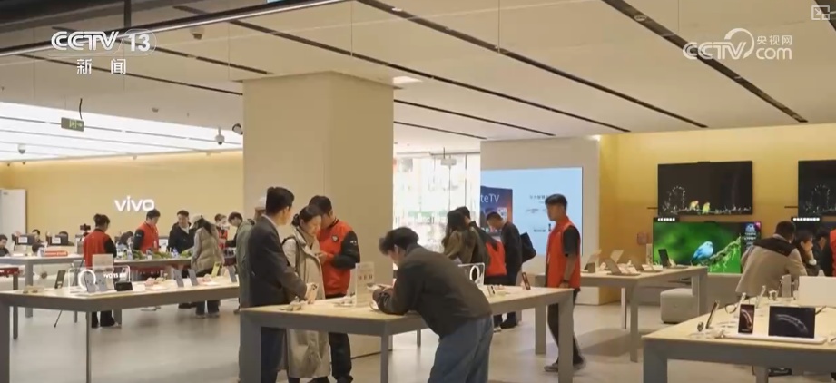 政府补、企业让,百姓乐享“焕”新!“真金白银”实惠助推跨场景消费再掀热潮 政府补、企业让,百姓乐享“焕”新!“真金白银”实惠助推跨场景消费再掀热潮