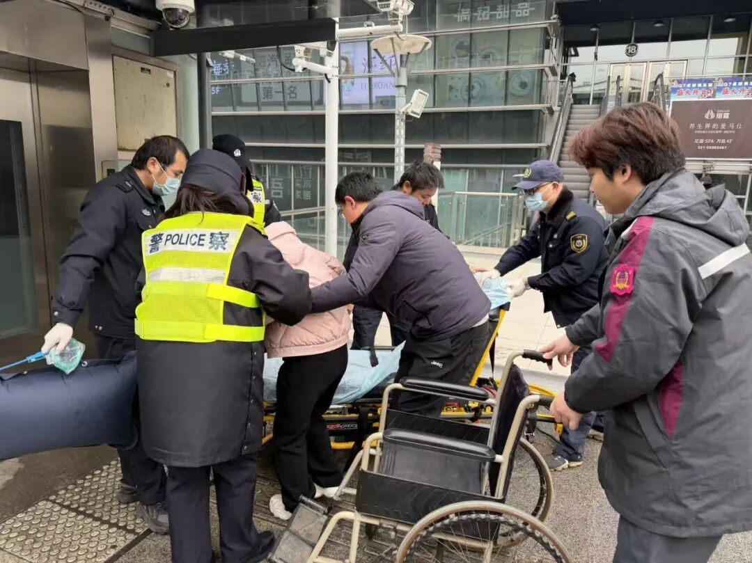 上海地铁一名孕妇跪倒在地,一乘客边跑边喊“救命!”众人接力救援 上海地铁一名孕妇跪倒在地,一乘客边跑边喊“救命!”众人接力救援