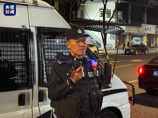 对讲机里传来“退休快乐” 29年守护终成温情一幕 对讲机里传来“退休快乐” 29年守护终成温情一幕