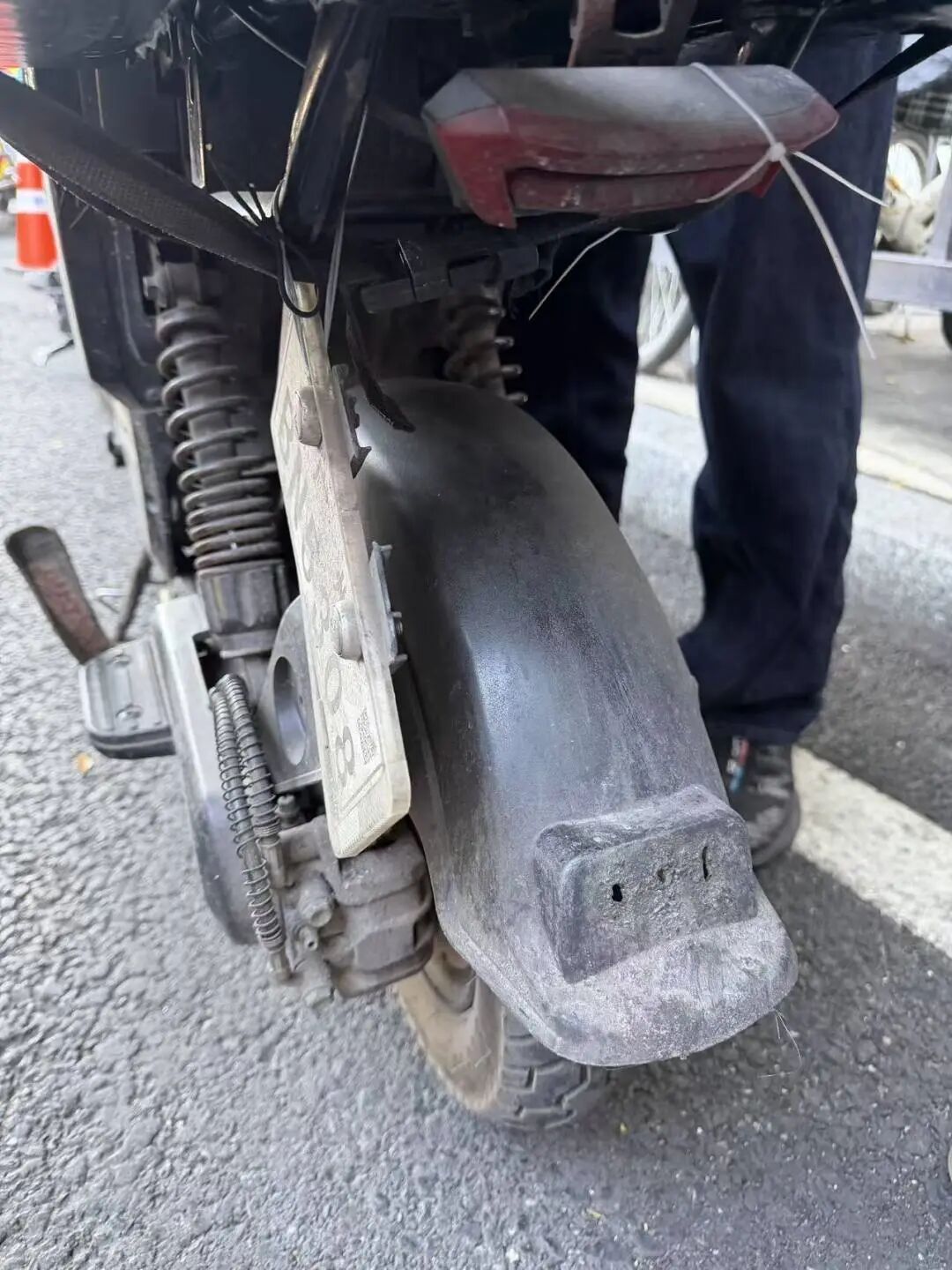 广州一男子屡次骑无牌电动自行车上路,看到查车点立马躲,交警:见一次扣一次 广州一男子屡次骑无牌电动自行车上路,看到查车点立马躲,交警:见一次扣一次