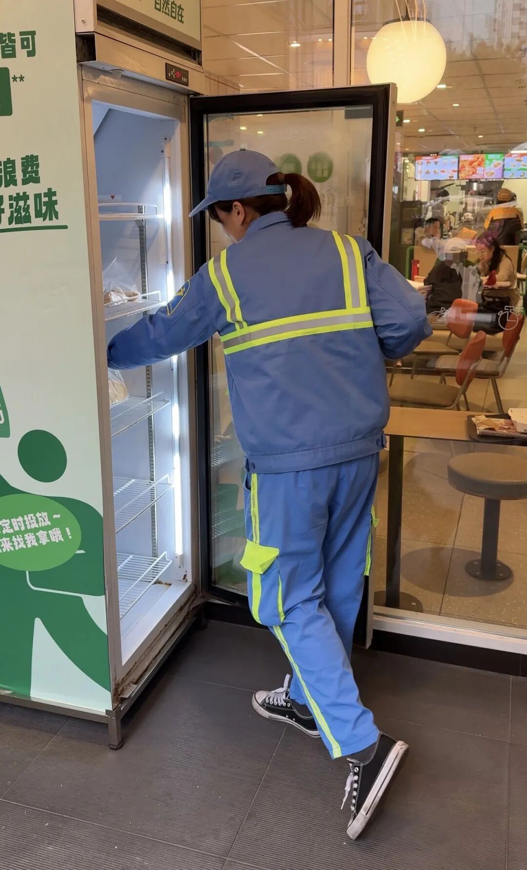 广州街头出现食物驿站：余量食物，人人可免费自取，街坊：值得推广