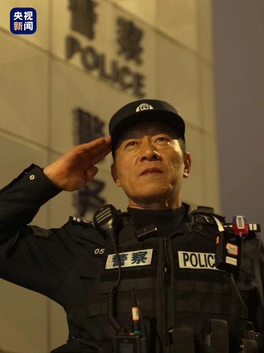 对讲机里传来“退休快乐” 29年守护终成温情一幕 对讲机里传来“退休快乐” 29年守护终成温情一幕