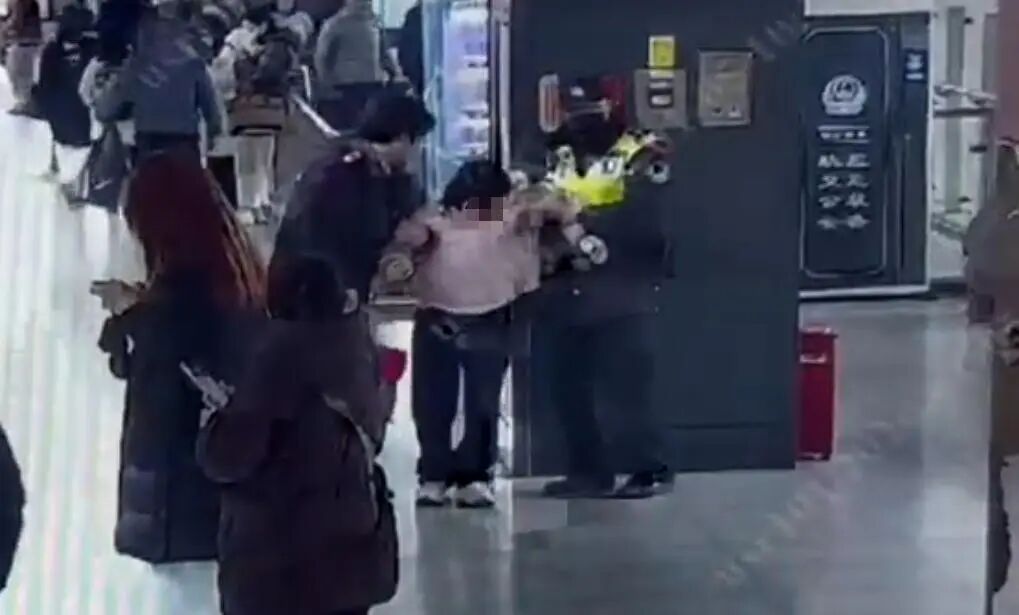 上海地铁一名孕妇跪倒在地,一乘客边跑边喊“救命!”众人接力救援 上海地铁一名孕妇跪倒在地,一乘客边跑边喊“救命!”众人接力救援