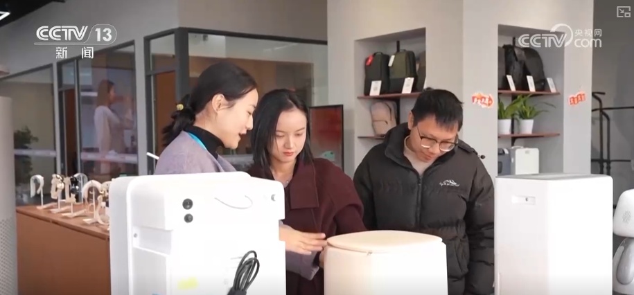 政府补、企业让,百姓乐享“焕”新!“真金白银”实惠助推跨场景消费再掀热潮 政府补、企业让,百姓乐享“焕”新!“真金白银”实惠助推跨场景消费再掀热潮