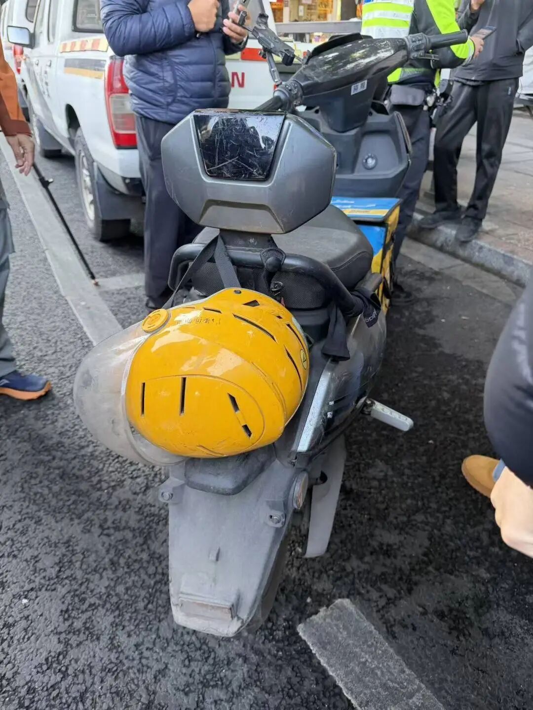 广州一男子屡次骑无牌电动自行车上路,看到查车点立马躲,交警:见一次扣一次 广州一男子屡次骑无牌电动自行车上路,看到查车点立马躲,交警:见一次扣一次