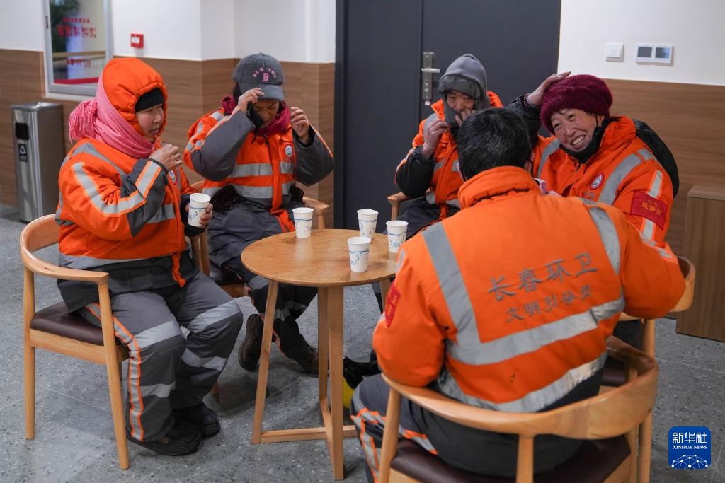 长春:积极应对降雪降温 长春:积极应对降雪降温