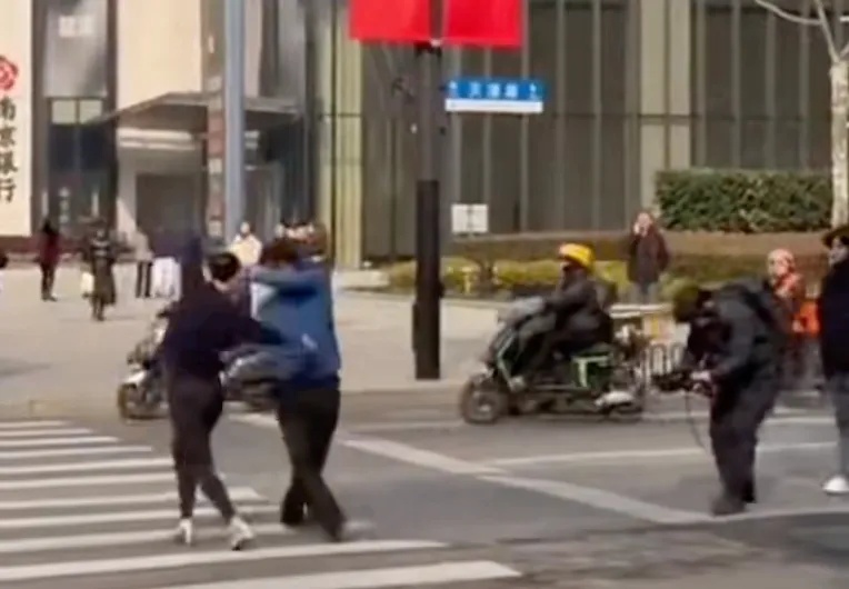 一对男女在斑马线上跳舞，还有摄影师站在机动车道路内拍摄，上海警方通报