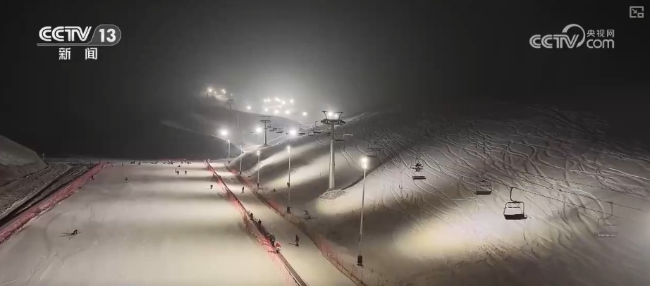 “滑雪+”激活复合式需求释放消费潜力 创新场景“错峰夜滑”“南国雪乡”圈粉留人 “滑雪+”激活复合式需求释放消费潜力 创新场景“错峰夜滑”“南国雪乡”圈粉留人